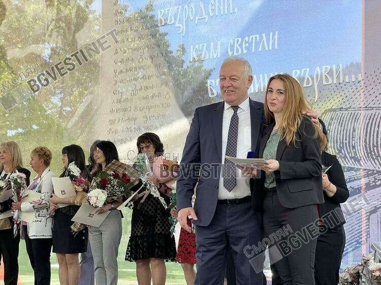 Репортерът и водещ на еТВ и СмолянБгвести Анелия Веселинова с Годишната награда за журналистика / ГАЛЕРИЯ/