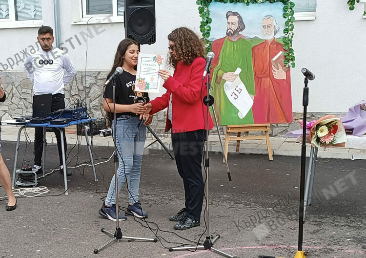 „Върви народе възродени”звуча в кв.”Боровец”,кметът на Кърджали награди училище „П.Яворов”