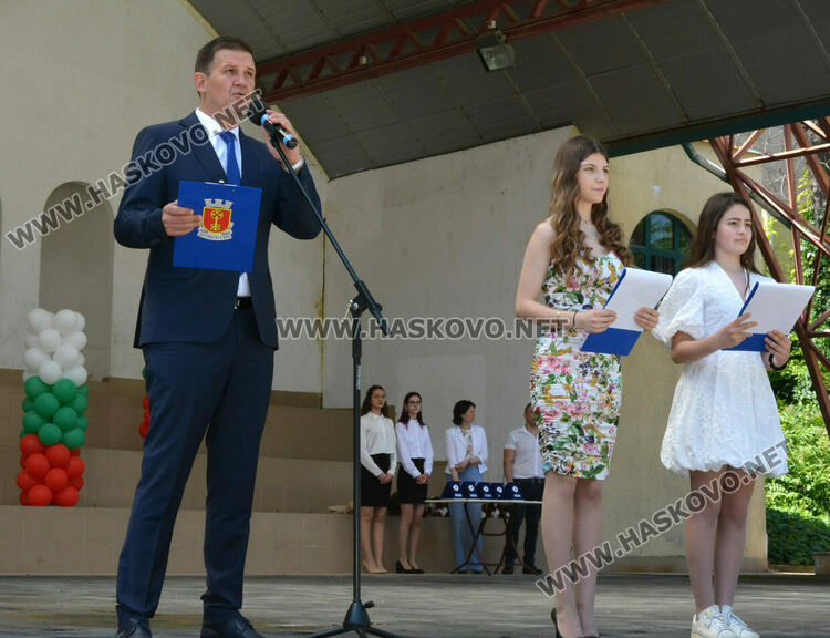 Празнично шествие за 24 май в Хасково, връчиха отличията „Ученик на годината“