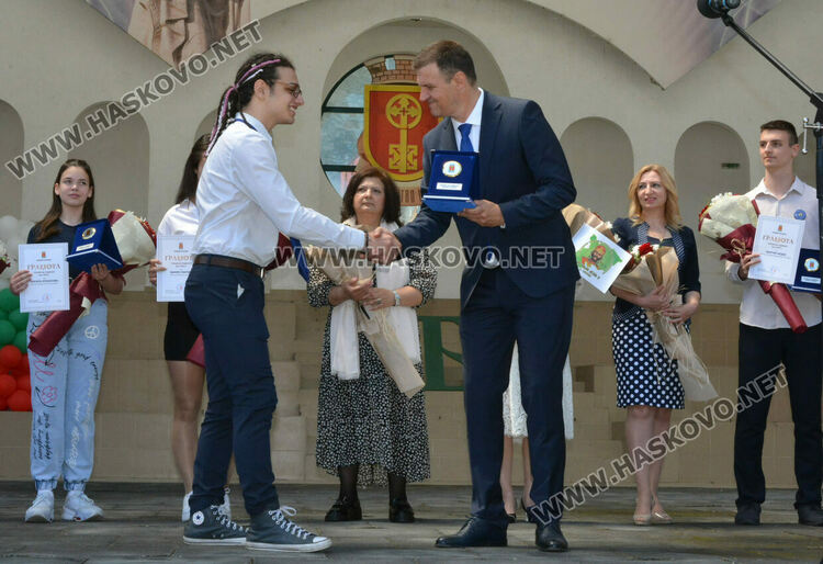 Празнично шествие за 24 май в Хасково, връчиха отличията „Ученик на годината“