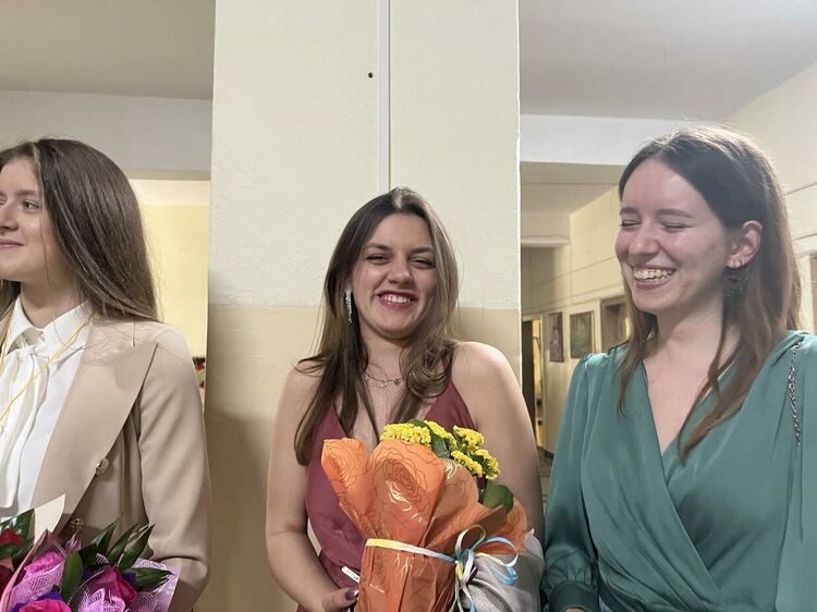 Последни и нестандартни! Художестената гимназия изпрати с клетва и емоции зрелостниците си