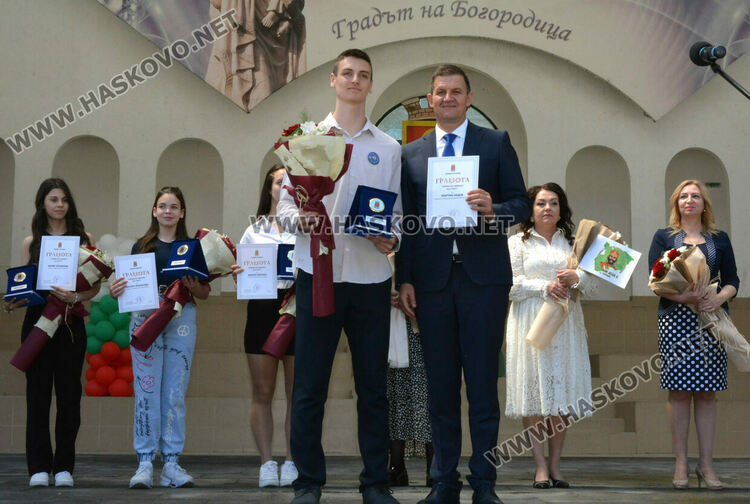Празнично шествие за 24 май в Хасково, връчиха отличията „Ученик на годината“