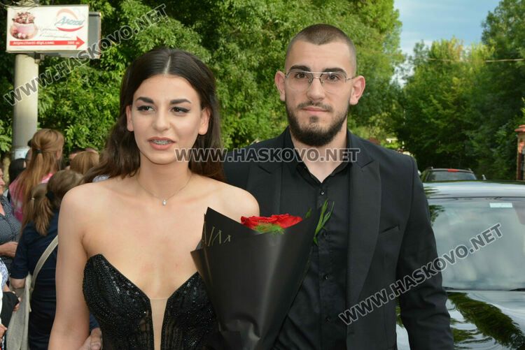 Гайдари на бала на Езиковата гимназия в Хасково