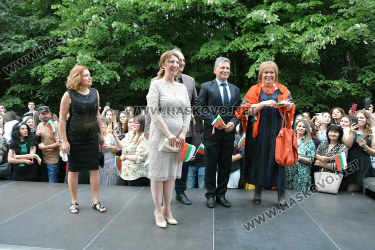 Гайдари на бала на Езиковата гимназия в Хасково