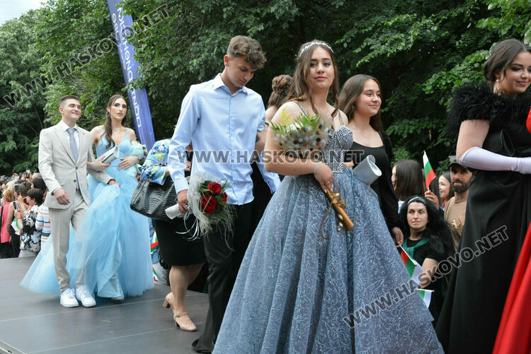 Гайдари на бала на Езиковата гимназия в Хасково