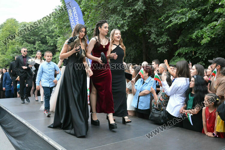 Гайдари на бала на Езиковата гимназия в Хасково