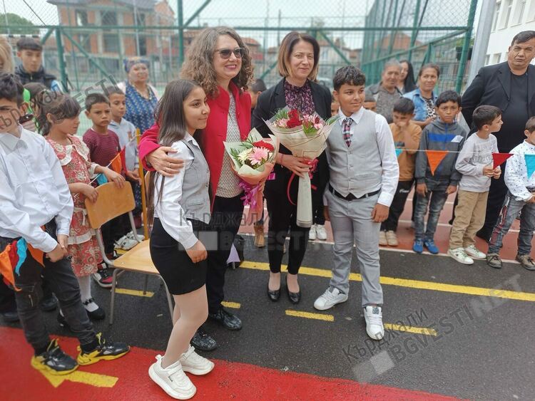 „Върви народе възродени”звуча в кв.”Боровец”,кметът на Кърджали награди училище „П.Яворов”