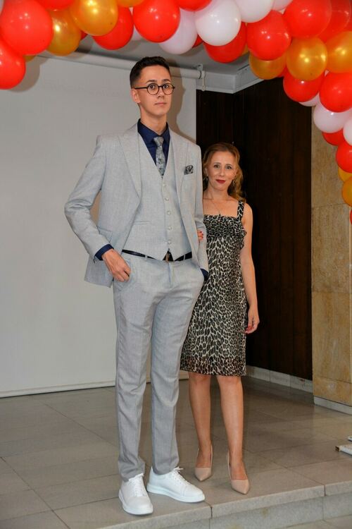 Тържествено изпратиха първите абитуриенти на випуск 2024 г. в Асеновград 