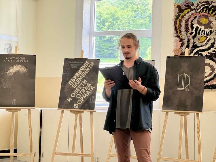 Последни и нестандартни! Художестената гимназия изпрати с клетва и емоции зрелостниците си