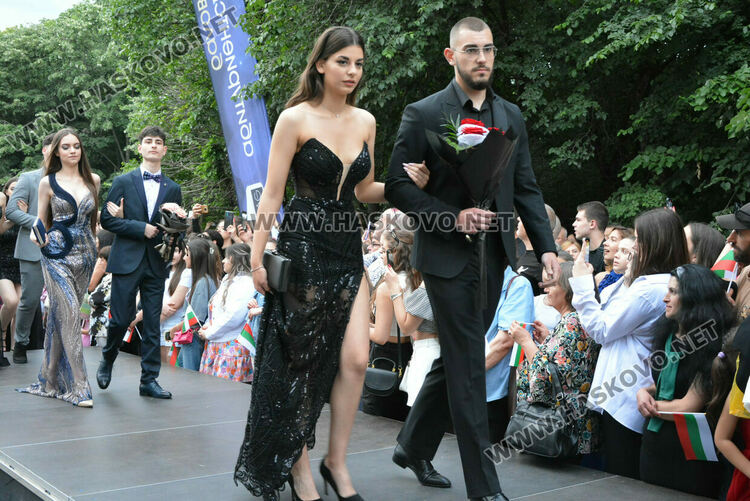 Гайдари на бала на Езиковата гимназия в Хасково