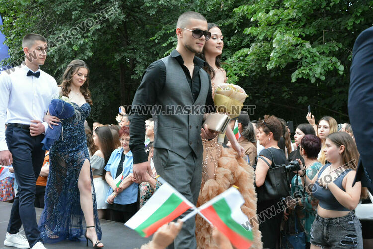 Гайдари на бала на Езиковата гимназия в Хасково