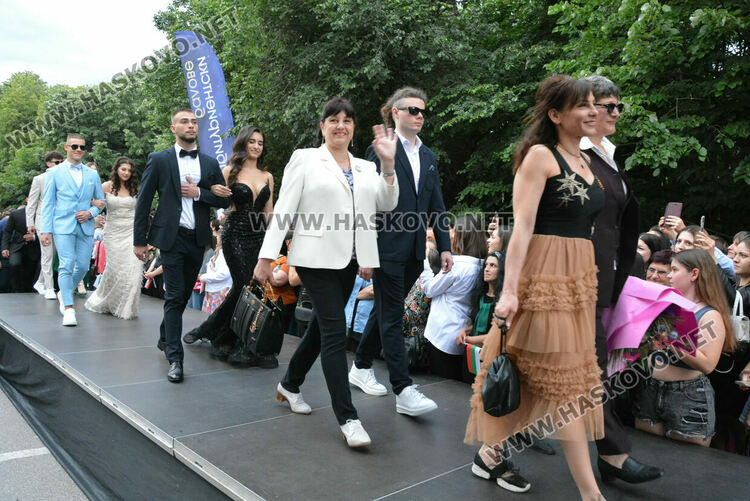 Гайдари на бала на Езиковата гимназия в Хасково