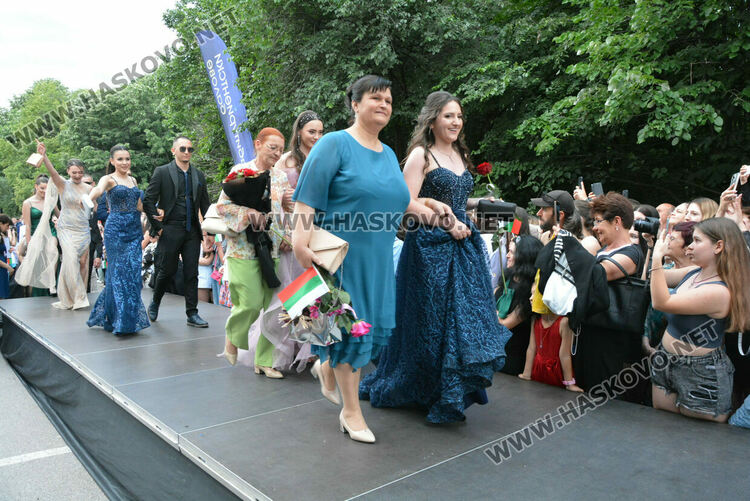 Гайдари на бала на Езиковата гимназия в Хасково