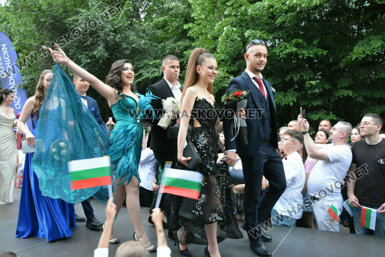 Гайдари на бала на Езиковата гимназия в Хасково