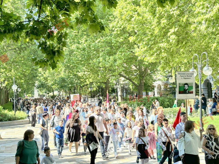 Хиляди честваха 24 май в центъра на Димитровград