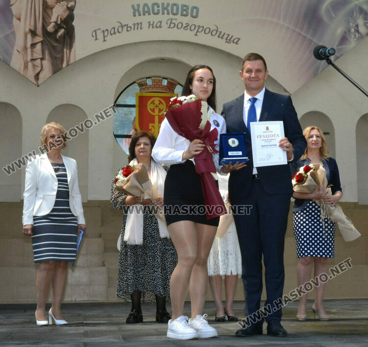 Празнично шествие за 24 май в Хасково, връчиха отличията „Ученик на годината“