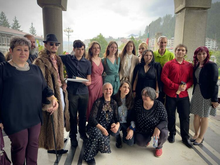 Последни и нестандартни! Художестената гимназия изпрати с клетва и емоции зрелостниците си