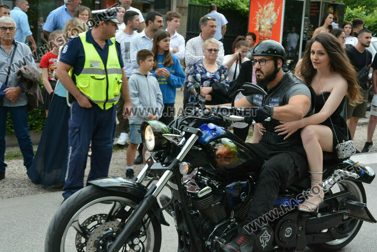 Гайдари на бала на Езиковата гимназия в Хасково