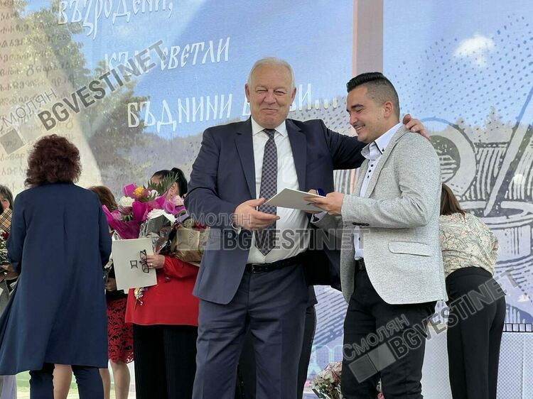 Репортерът и водещ на еТВ и СмолянБгвести Анелия Веселинова с Годишната награда за журналистика / ГАЛЕРИЯ/