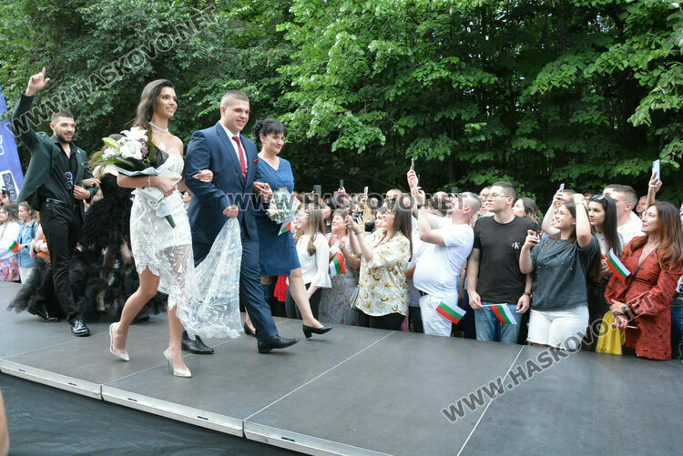 Гайдари на бала на Езиковата гимназия в Хасково