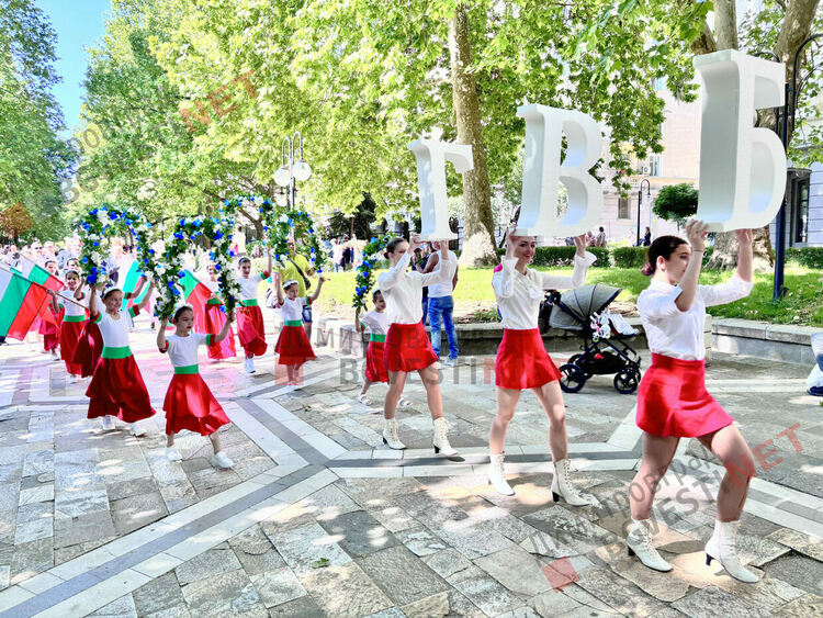 Хиляди честваха 24 май в центъра на Димитровград