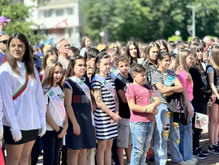 Хиляди честваха 24 май в центъра на Димитровград