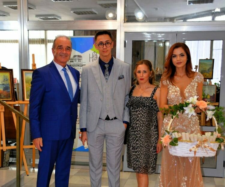 Тържествено изпратиха първите абитуриенти на випуск 2024 г. в Асеновград 