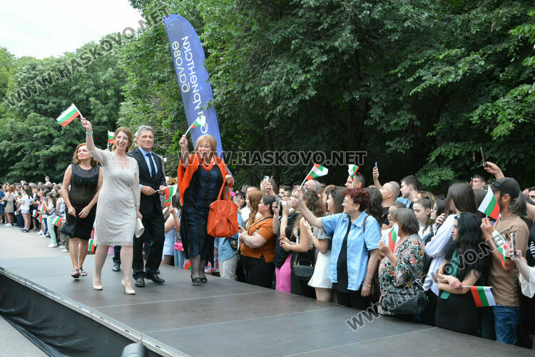 Гайдари на бала на Езиковата гимназия в Хасково