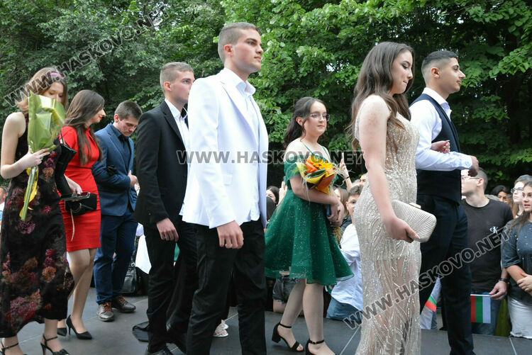 Гайдари на бала на Езиковата гимназия в Хасково