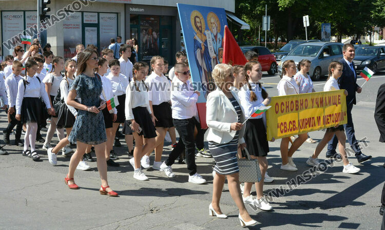 Празнично шествие за 24 май в Хасково, връчиха отличията „Ученик на годината“