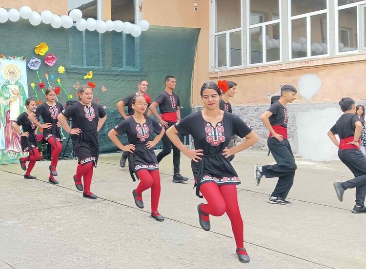 Учениците от Караджалово почетоха Кирил и Методий