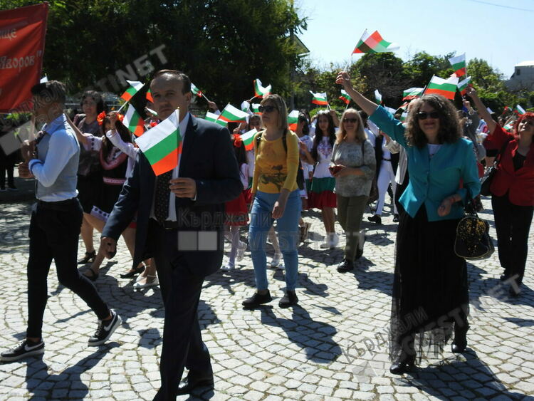 С празнично шествие и тържествен ритуал, кърджалийци отбелязаха 24 май