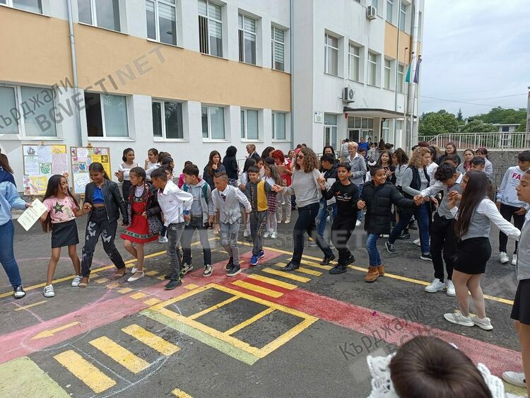 „Върви народе възродени”звуча в кв.”Боровец”,кметът на Кърджали награди училище „П.Яворов”