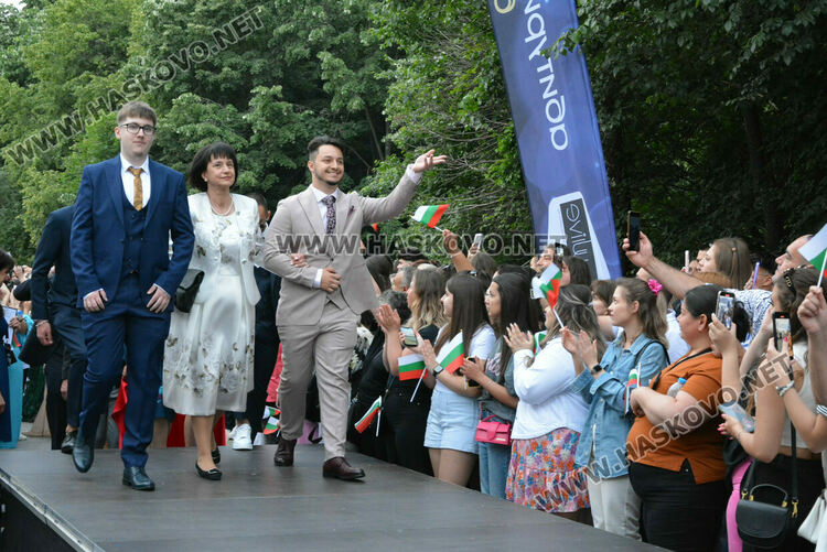 Гайдари на бала на Езиковата гимназия в Хасково