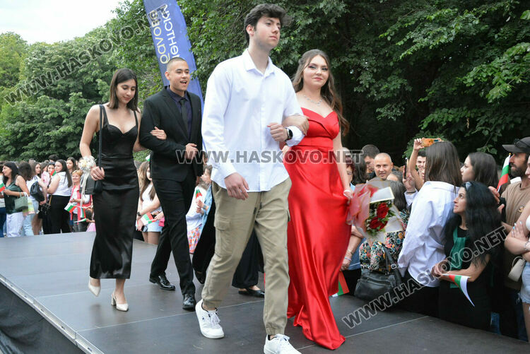 Гайдари на бала на Езиковата гимназия в Хасково