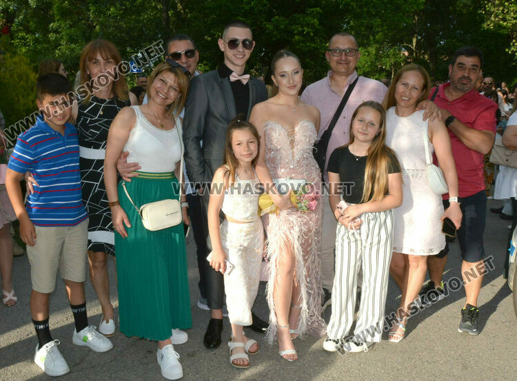 Гайдари на бала на Езиковата гимназия в Хасково