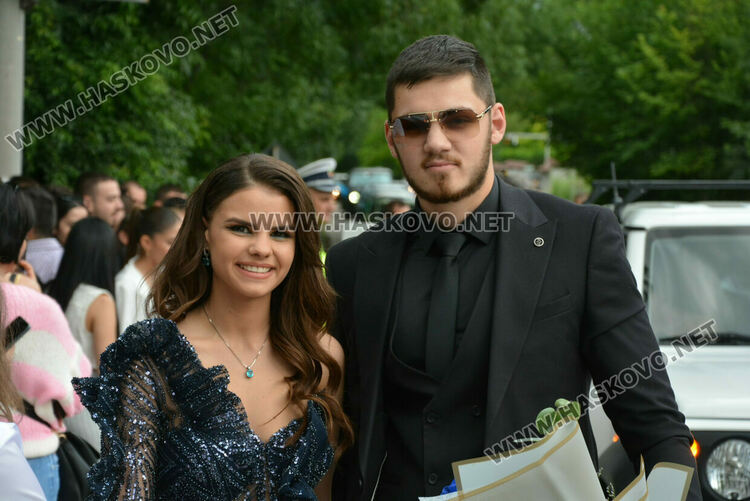 Гайдари на бала на Езиковата гимназия в Хасково