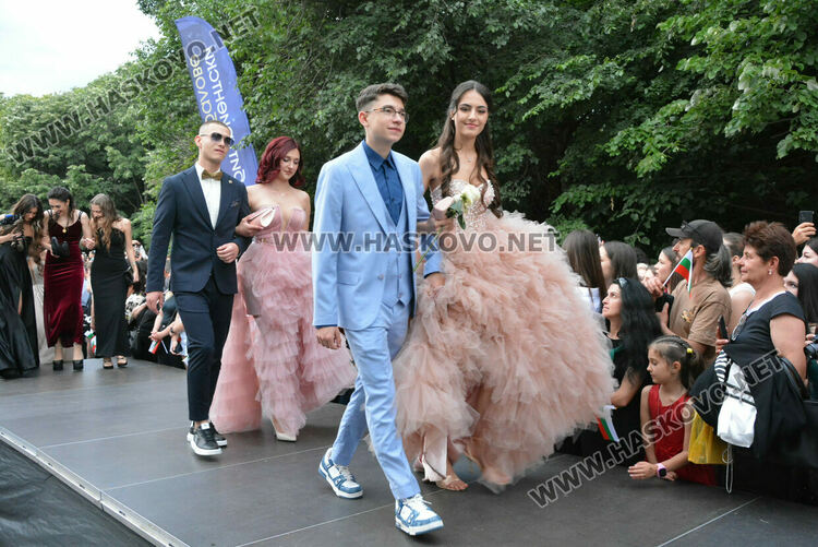 Гайдари на бала на Езиковата гимназия в Хасково