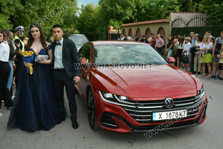 Гайдари на бала на Езиковата гимназия в Хасково