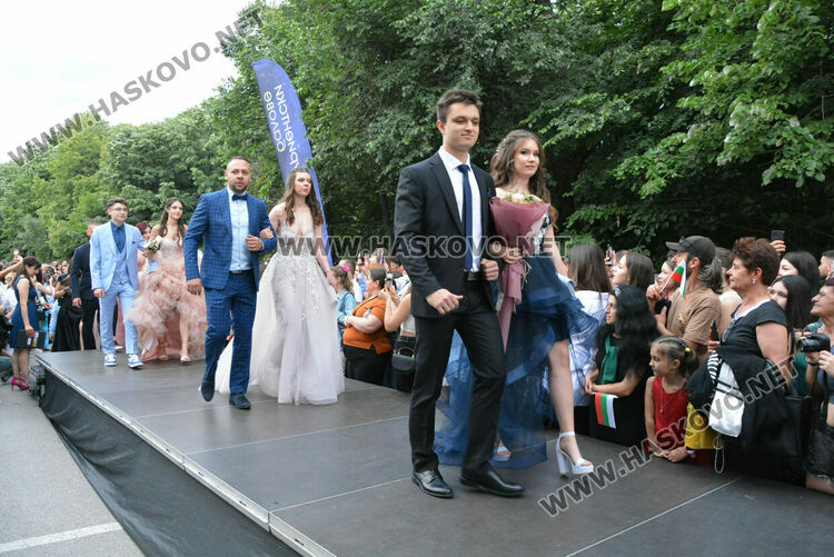 Гайдари на бала на Езиковата гимназия в Хасково