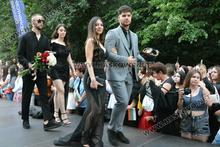 Гайдари на бала на Езиковата гимназия в Хасково