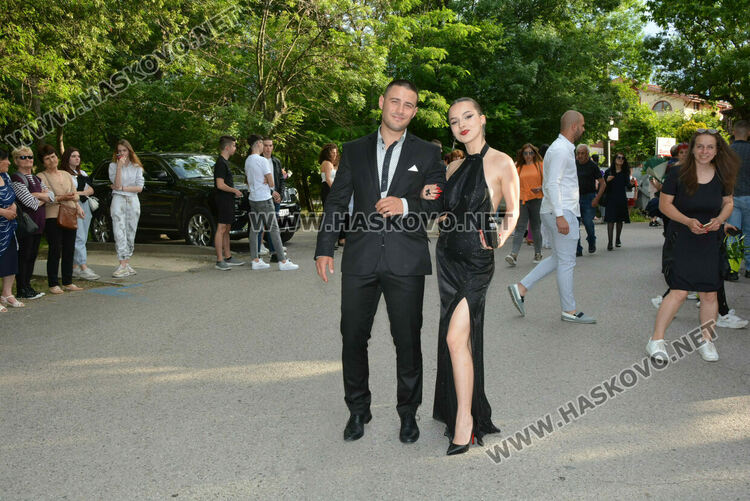 Гайдари на бала на Езиковата гимназия в Хасково