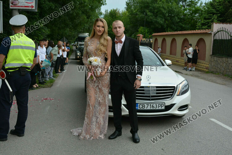 Гайдари на бала на Езиковата гимназия в Хасково