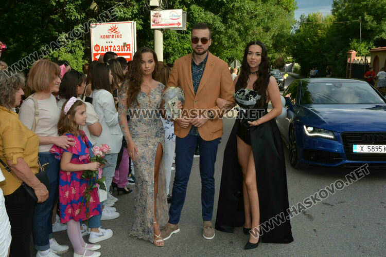 Гайдари на бала на Езиковата гимназия в Хасково