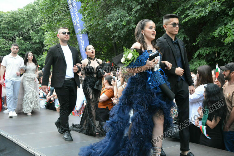 Гайдари на бала на Езиковата гимназия в Хасково