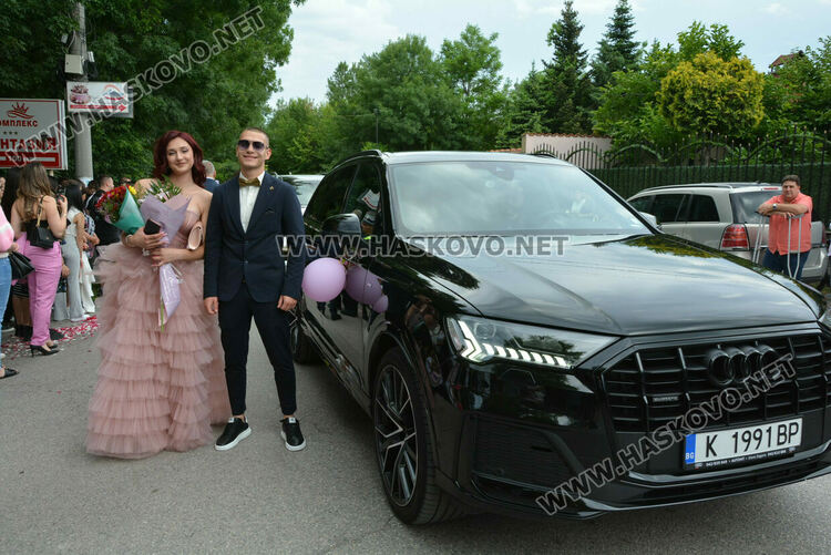 Гайдари на бала на Езиковата гимназия в Хасково