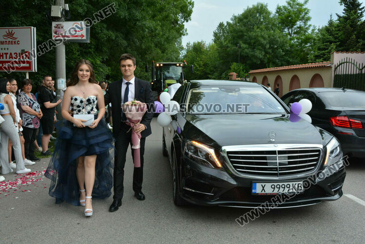 Гайдари на бала на Езиковата гимназия в Хасково