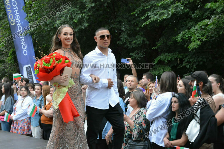 Гайдари на бала на Езиковата гимназия в Хасково