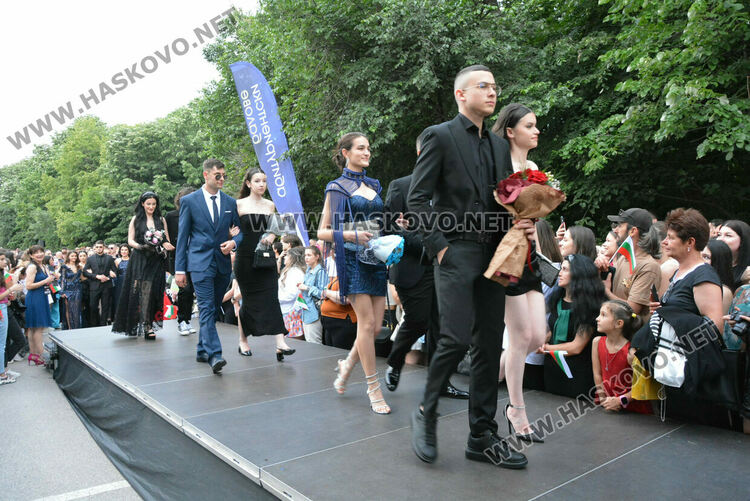 Гайдари на бала на Езиковата гимназия в Хасково