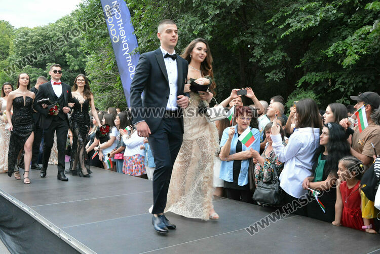 Гайдари на бала на Езиковата гимназия в Хасково